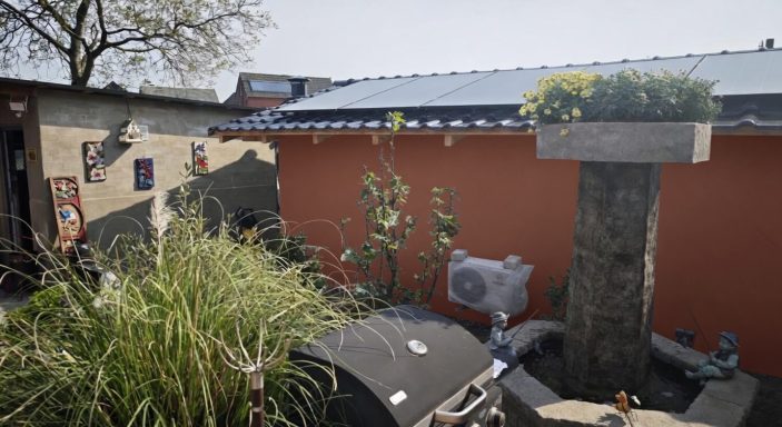 Garten mit Pflanzen, Wasserstelle und buntem Hintergrund.